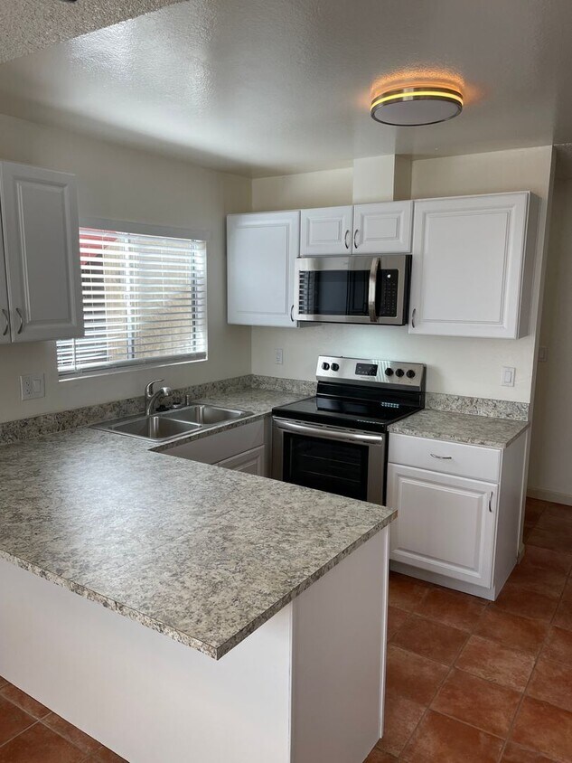 Foto principal - Bright and Charming 3 Bedroom 2 Bath Condo...