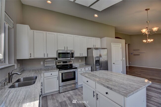 Foto del edificio - Beautifully Updated Rambler in Gated Commu...