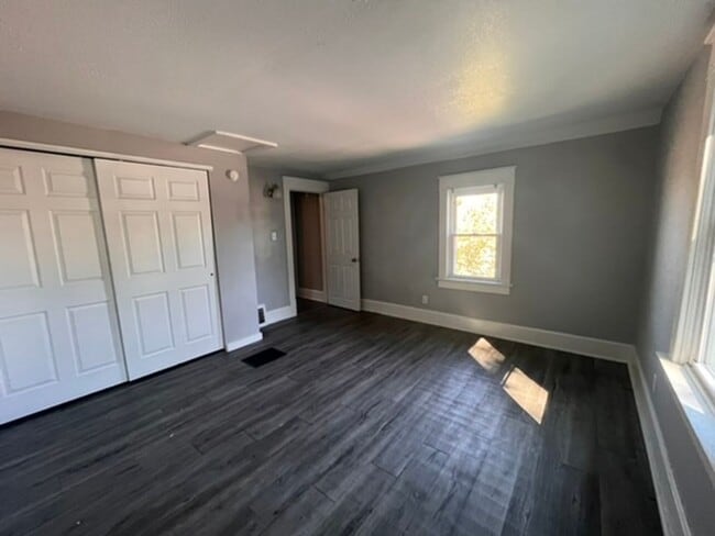 Building Photo - 3 Bedroom 1 Bath House in East Moline