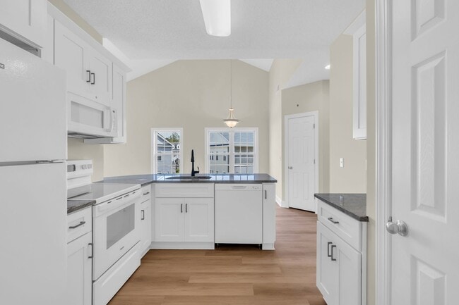 Foto del edificio - Beautifully renovated condo offering 3 Bed...