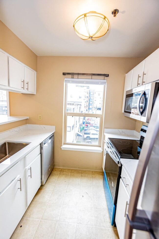 Building Photo - 1 Bed 1 Bath Condo in Capitol Hill