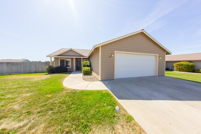 Foto del edificio - Open Floor Plan Home with Large Fenced Yard