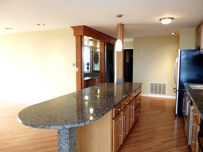Building Photo - 5820 Oakwood Dr