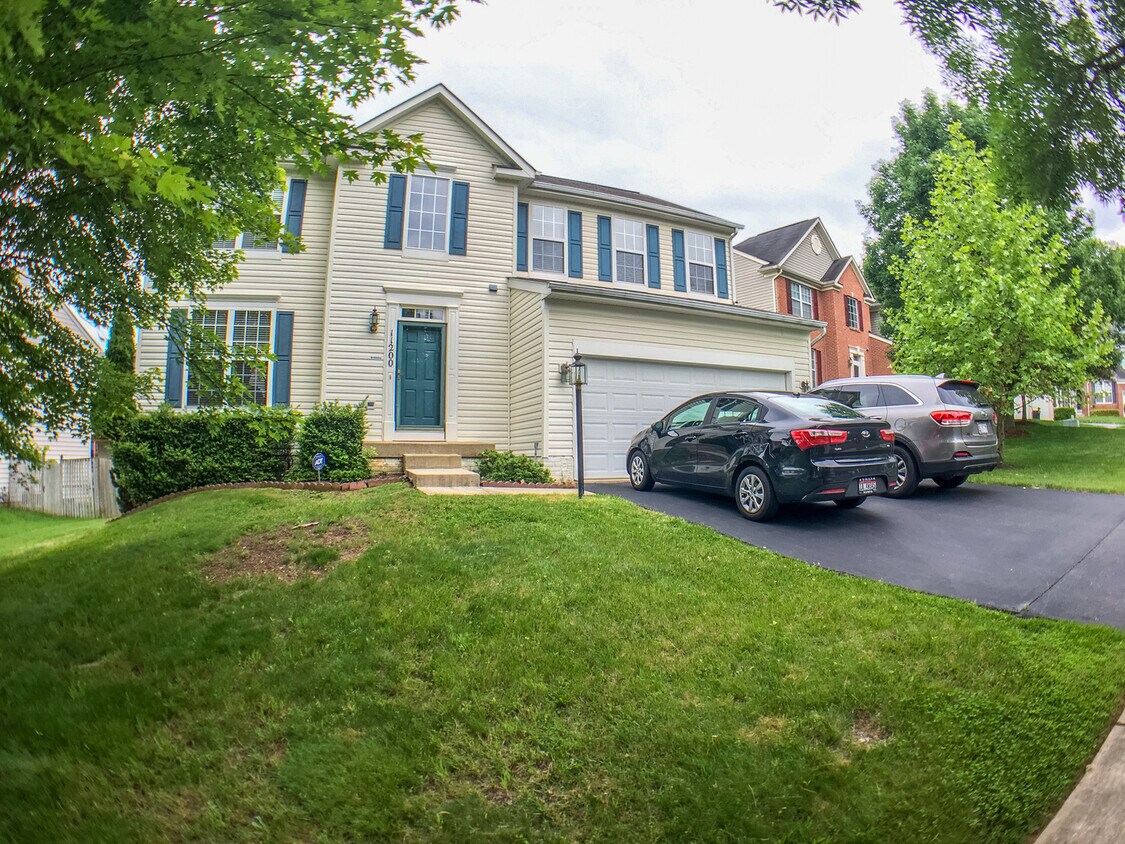 Large 4BR plus office, 3.5 BA, 2-car garage - Large 4BR plus office, 3.5 BA,  2-car garage