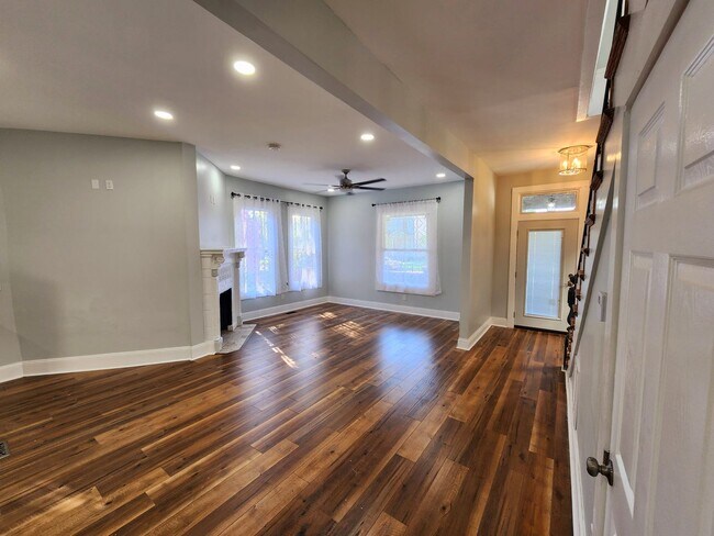 Foto del edificio - Completely Updated 4 bed 2 1/2 bath Home I...