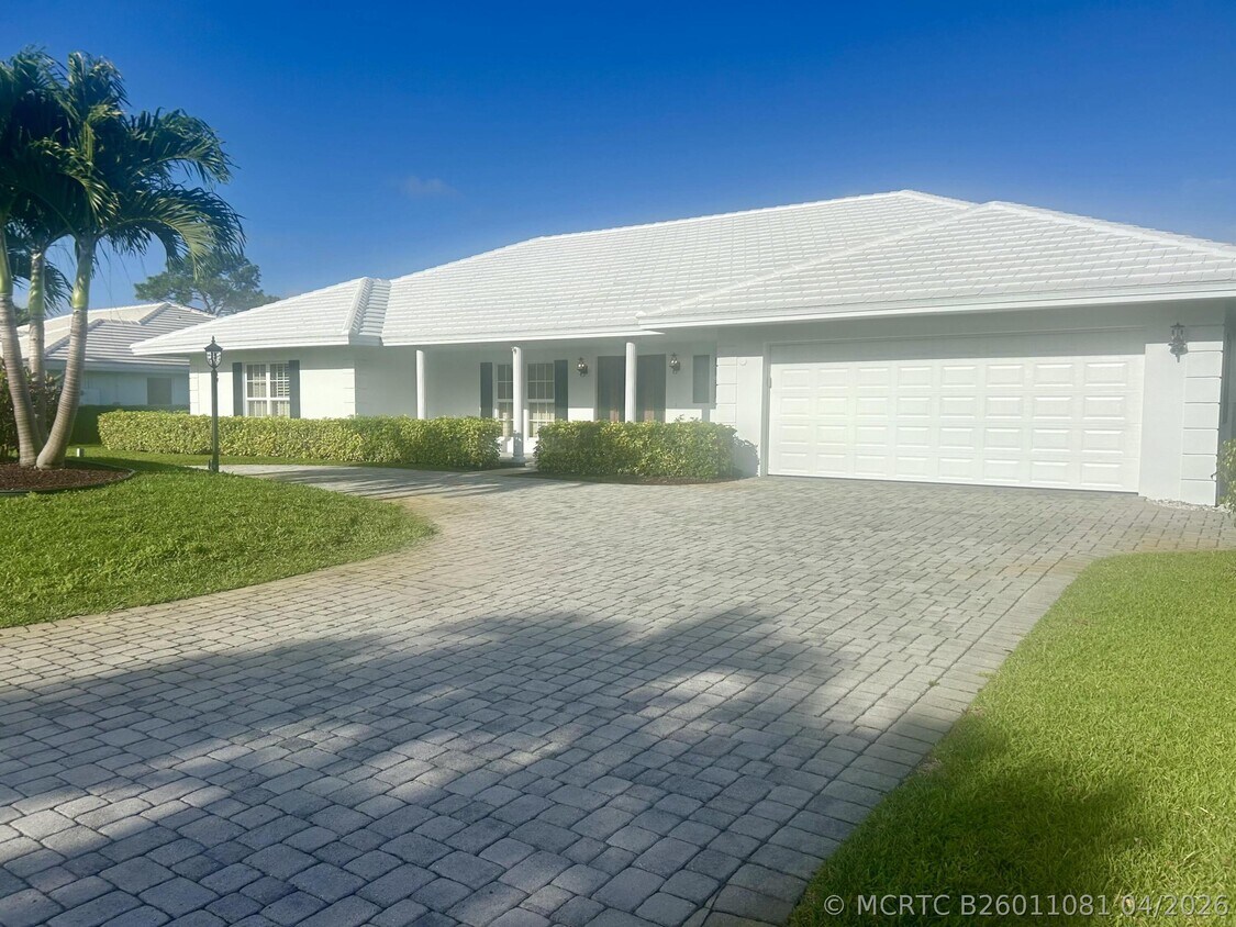 Building Photo - 11743 N Lake Dr
