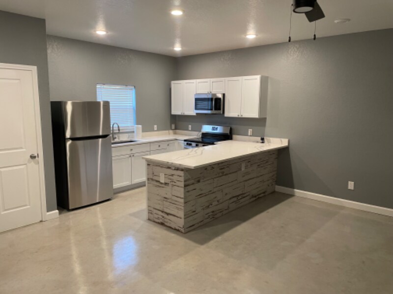 Building Photo - 206 Roberts St