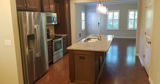 Building Photo - Modern End-Unit Townhome in Branch Creek –...