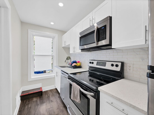 Building Photo - 33 Fairleigh Ave N