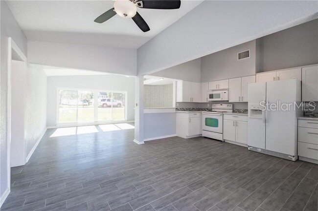 Building Photo - Beautiful Downtown Eustis 2/2 Rental Property