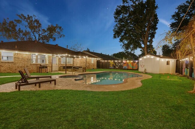 Foto del edificio - 5819 Chrystell Ln