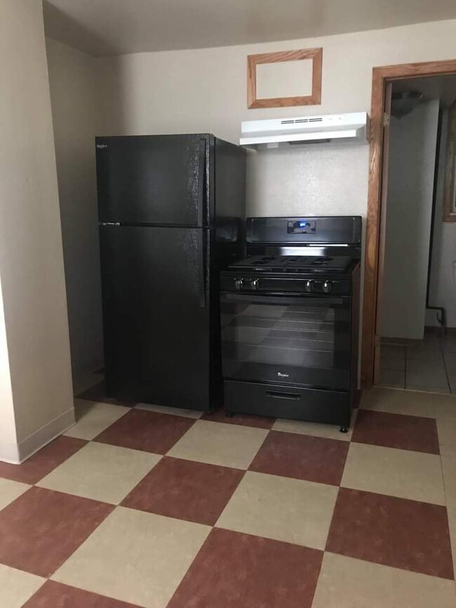 18 month old appliances and eat in kitchen - 2805 S 7th St