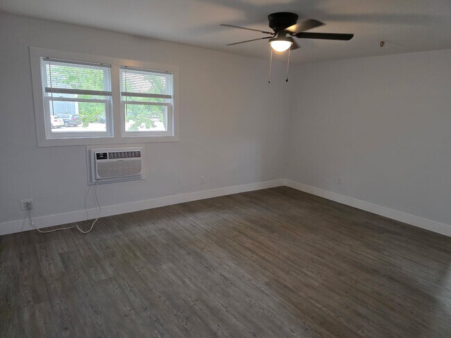 Foto del edificio - Riverside Apartments-Open House 3/21 1pm-3pm!