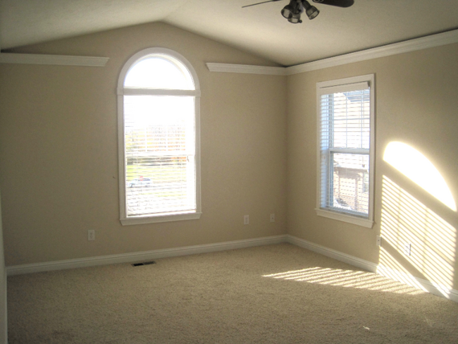 Building Photo - 1459 Oakhill Dr