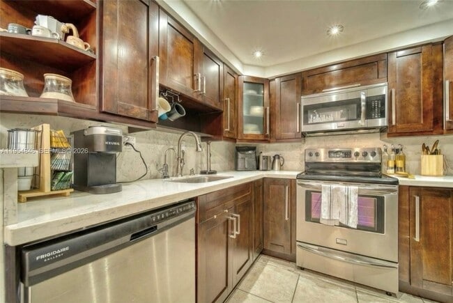 Foto del edificio - 6937 Bay Dr