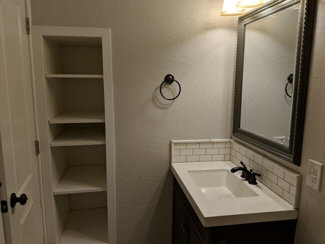Building Photo - 2530 Notre Dame Dr