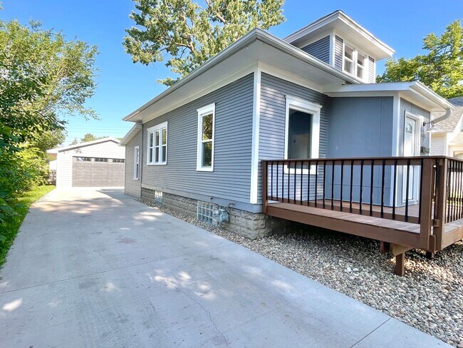 Foto del edificio - Newly Remodeled 2 Bed 1.5 Bath Home will Large Oversized 2-Stall Garage!