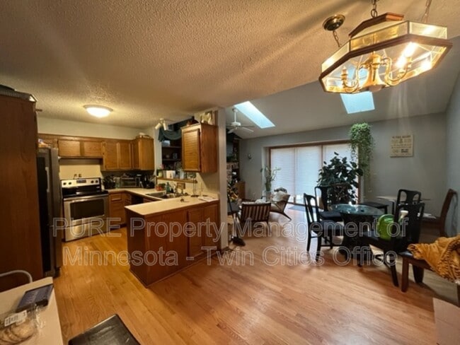 Building Photo - 15745 Garden View Dr