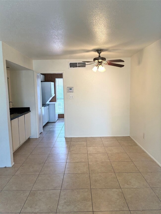 Building Photo - 8405 Wilcrest Dr