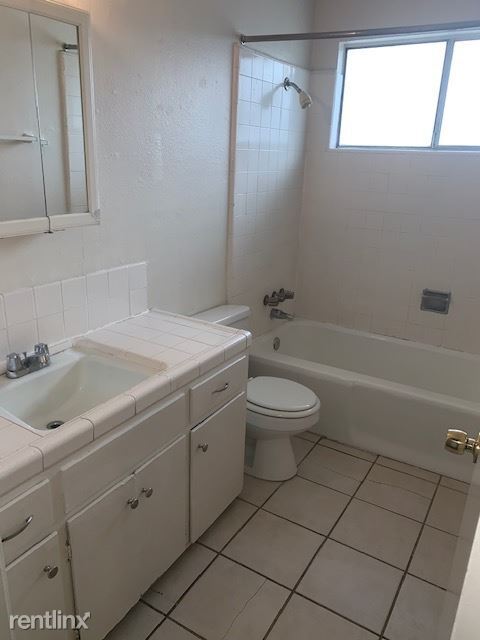 Building Photo - 2 br, 1 bath Triplex - 6425 Alturas Avenue
