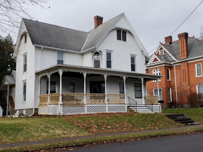 Building Photo - 33 Ford Ave