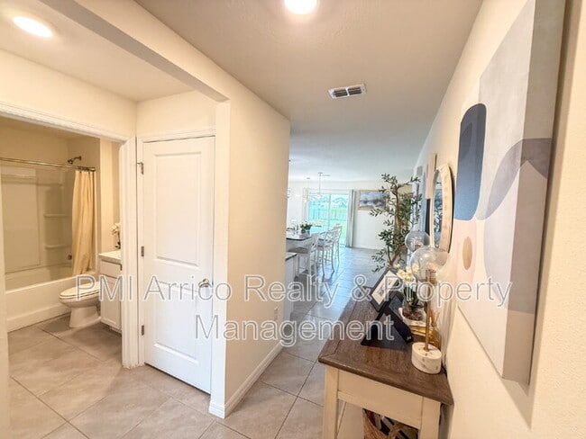 Building Photo - 10744 Chippewa Dr
