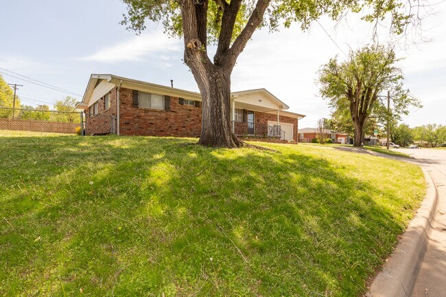 Foto del edificio - 3 Bed 1.5 Bath in Great Midtown Location!