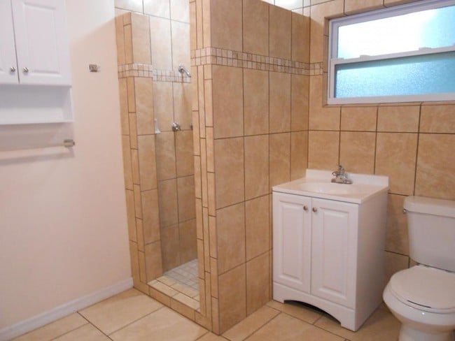 Building Photo - 610 Oriole Dr