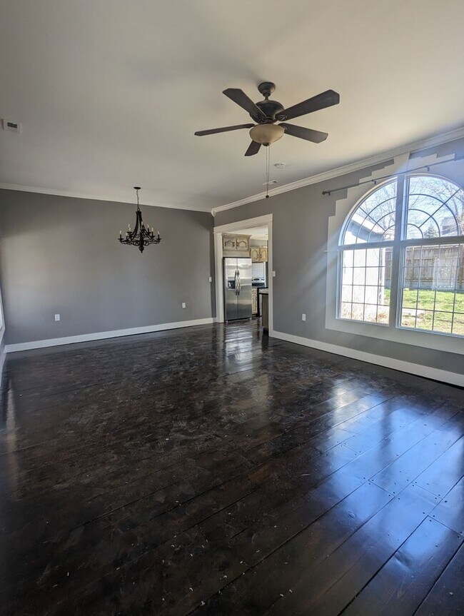 Building Photo - Adorable Two Bedroom House