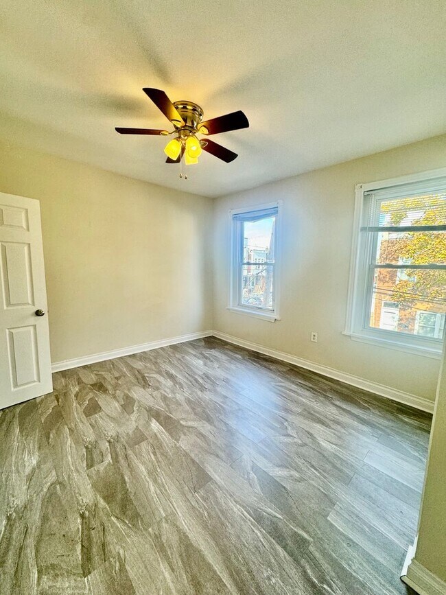 Foto del edificio - Grays Ferry 3 Bedroom - PHA Welcomed