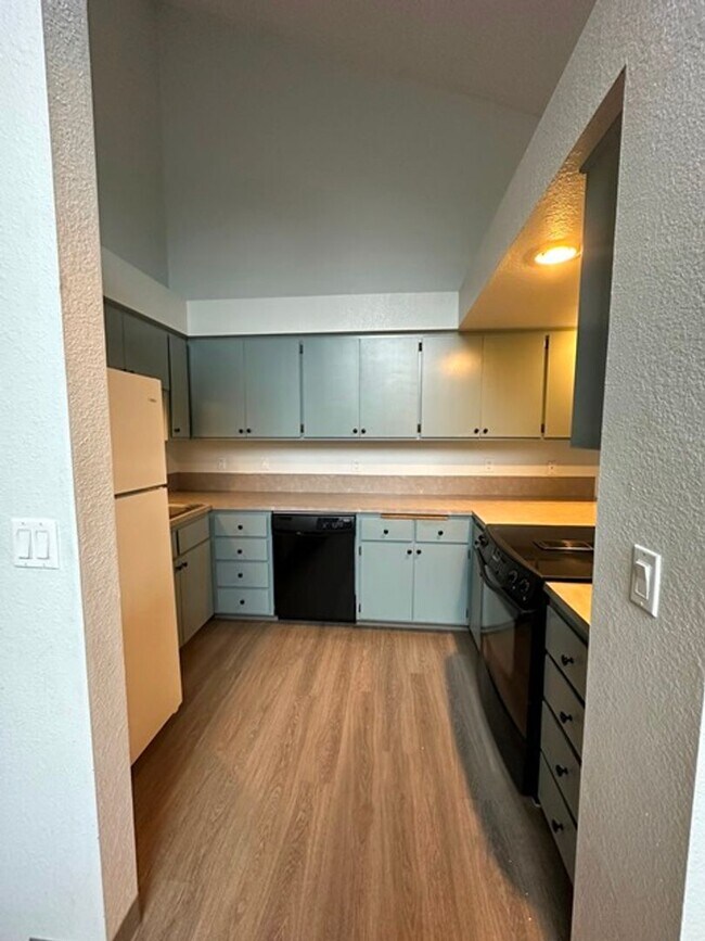 Building Photo - 2 bedroom townhuose