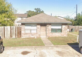 Building Photo - 2811 Sprucewood St