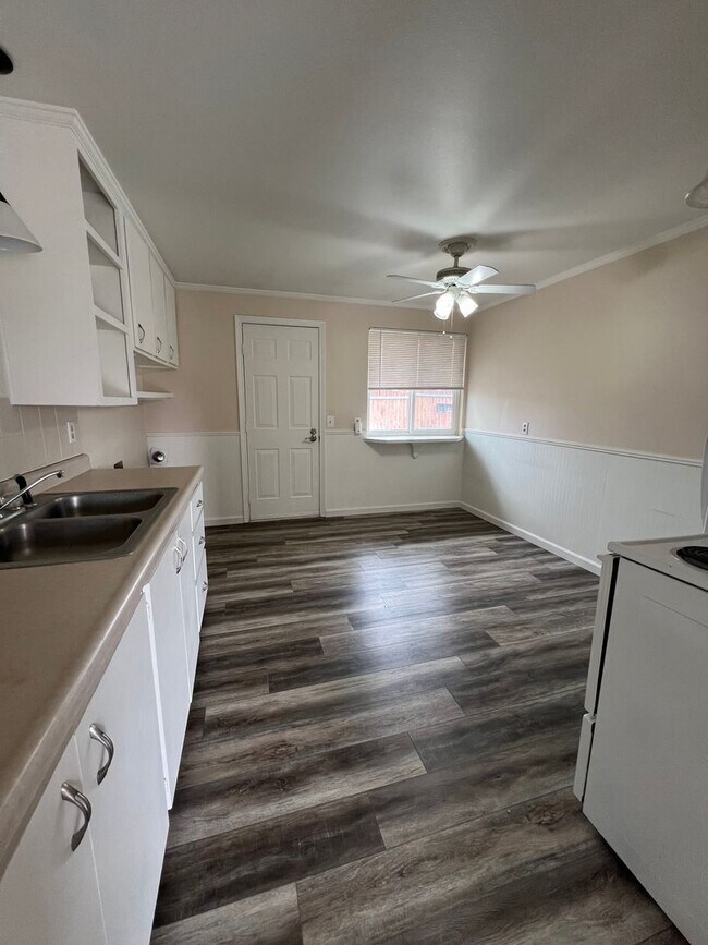 Building Photo - Two Bedroom, 1 Bathroom Duplex - South Sub...