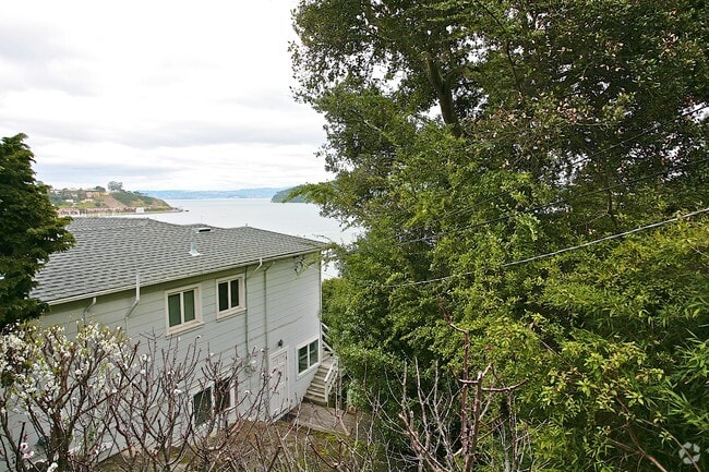 Building Photo - 290 Bayview Ave