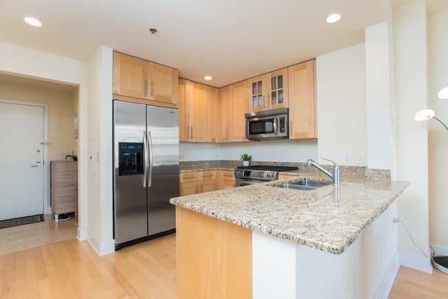 Building Photo - 1125 Maxwell Ln