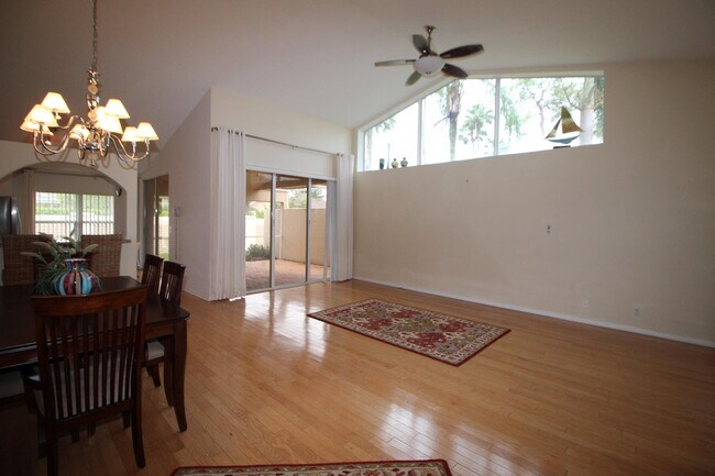 Foto del edificio - 404 Sabal Palm Ln
