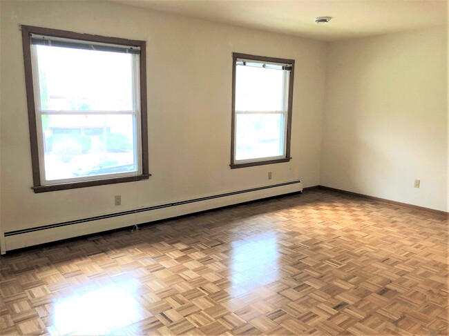 Living , Nice Light - 406 Palomino Ln