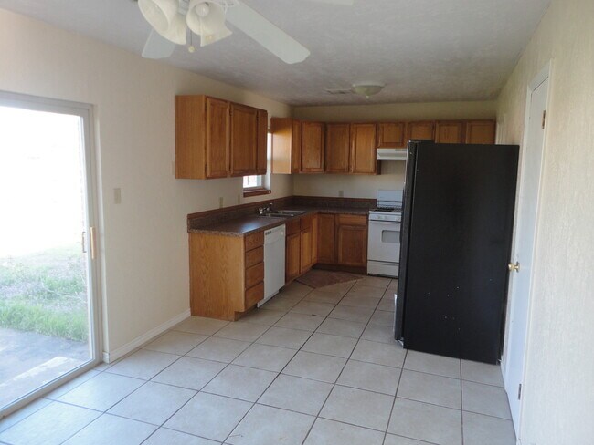 Building Photo - Great Family Home on the Eastside of Town!...