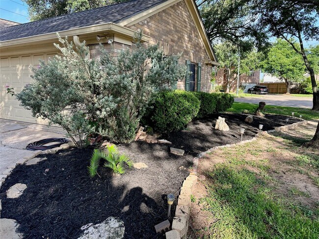 Building Photo - 3010 Flintwood Dr