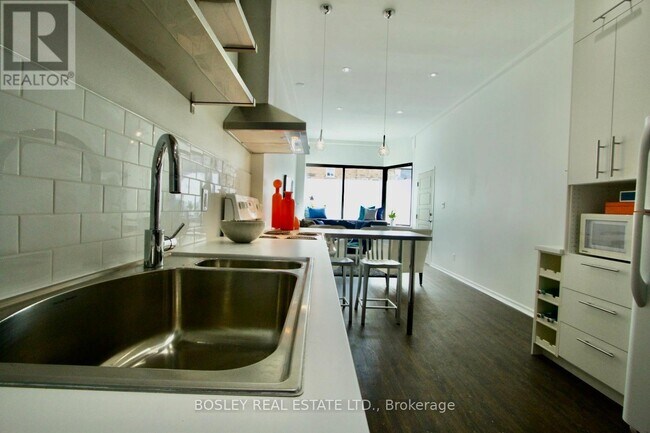 Photo du bâtiment - 866 Broadview Ave