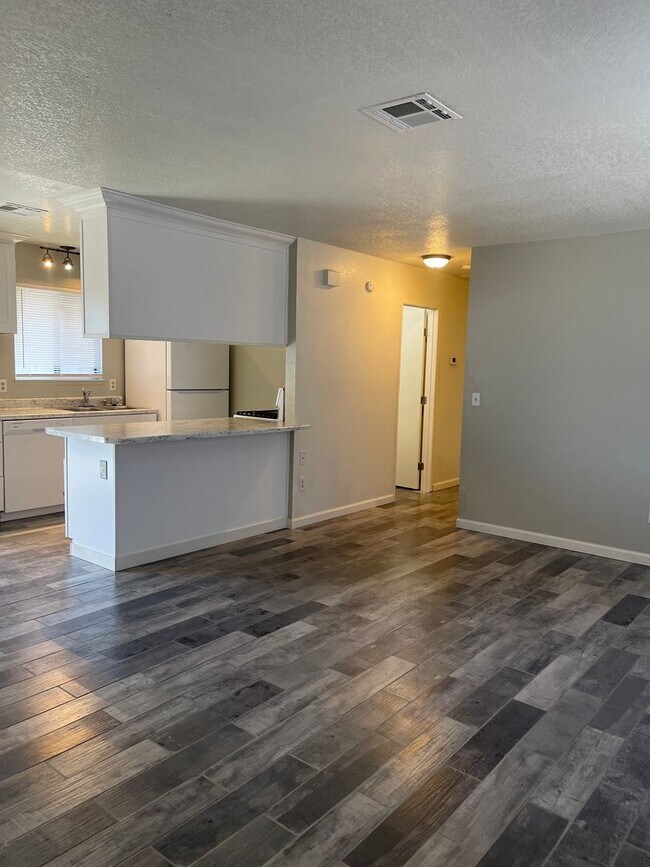 Building Photo - 2556 Sabre Ct