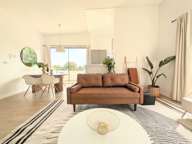 Foto del edificio - 2584 S Centinela Ave