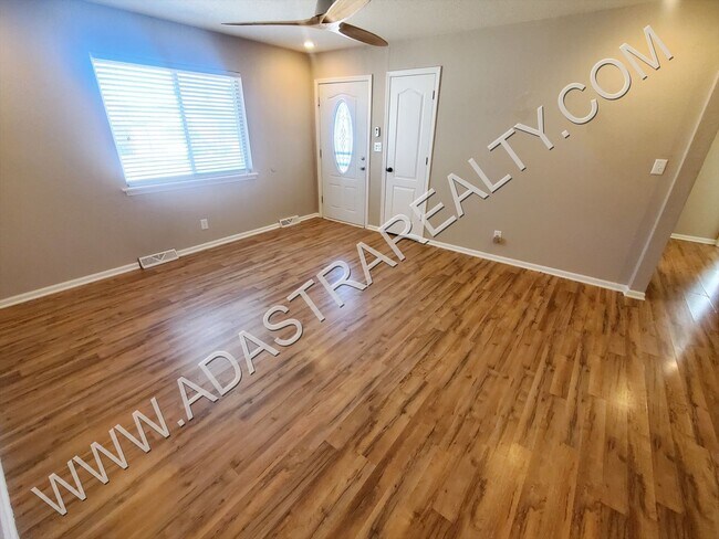 Building Photo - Nicely updated duplex near Kansas City sch...