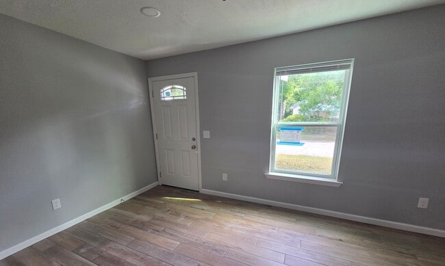 Building Photo - 640 Roosevelt Unit B