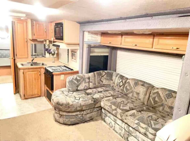 Building Photo - 1901 Halford Ave