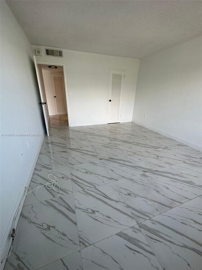 Foto del edificio - 1865 79th Street Causeway