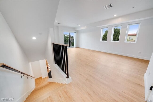Building Photo - 3 br, 3 bath Townhome - 1802 Highland Avenue
