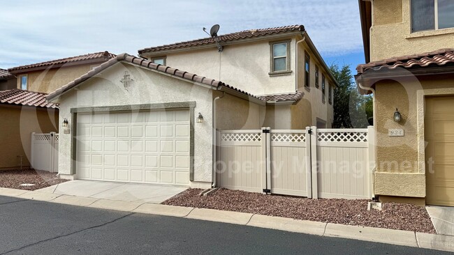 Building Photo - 940 S Hawk Ln