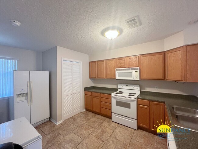 Building Photo - Great 2 Bedroom Townhouse in Niceville!