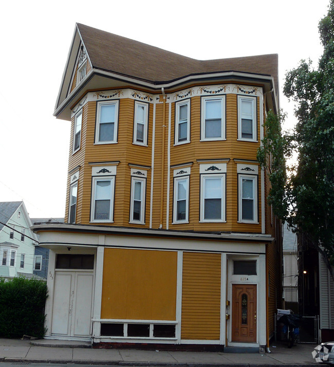 Building Photo - 825 Dorchester Ave